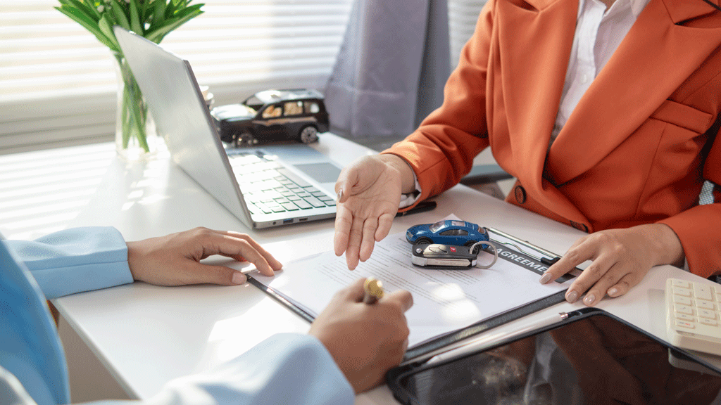 Documents nécessaires pour un devis assurance auto posés sur un bureau