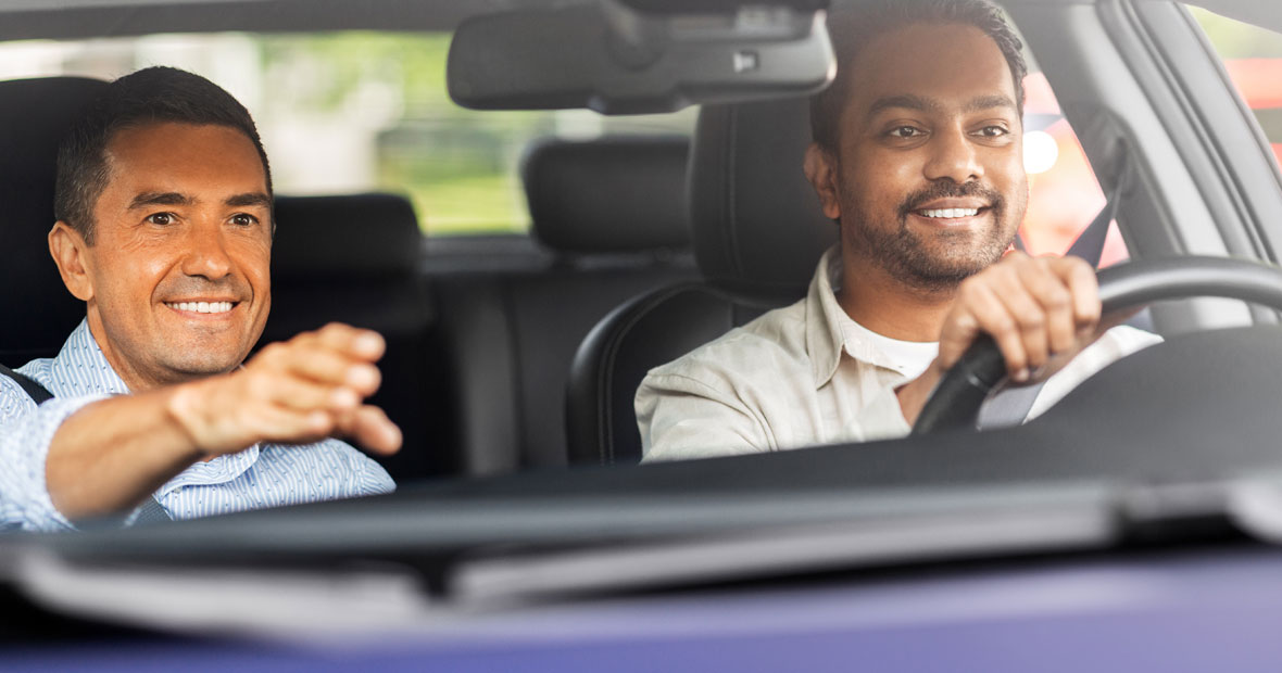Adolescent en apprentissage de conduite avec parent accompagnateur