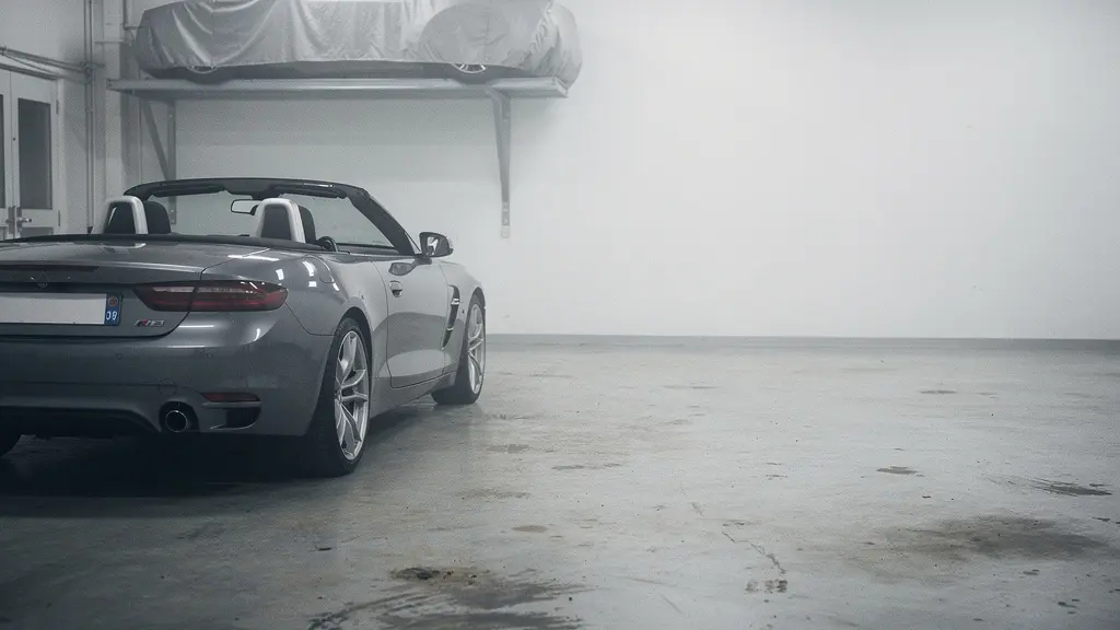 Cabriolet anonyme stationné dans un garage sombre en hiver, avec beaucoup d’espace vide autour pour suggérer la basse saison.