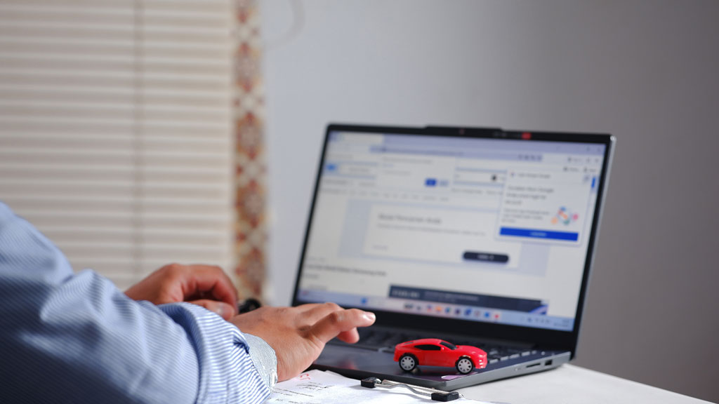 Couple comparant les options assurance auto conducteur occasionnel à domicile