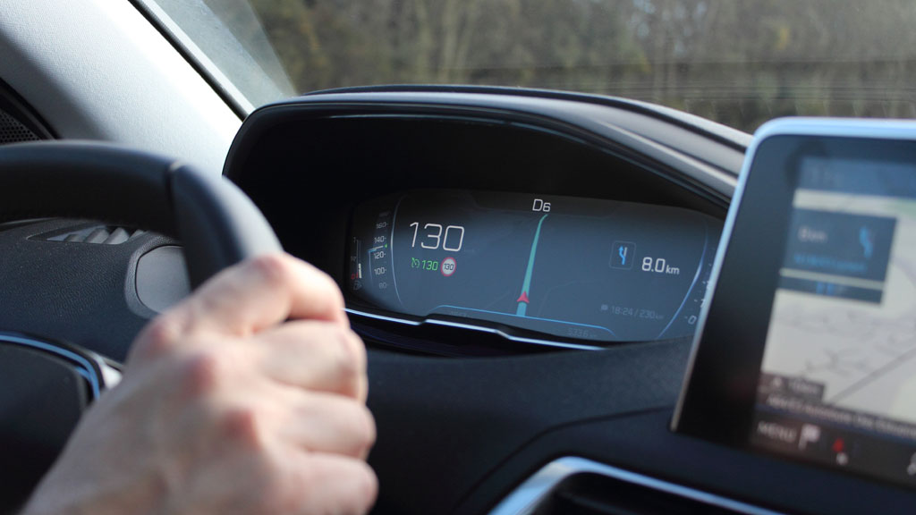 Tableau de bord voiture affichant un compteur kilométrique faible usage occasionnel