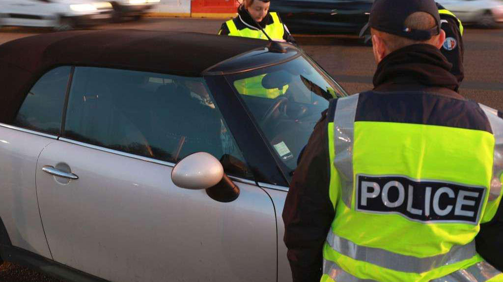 Contrôle routier de gendarmerie pour vérification d'assurance auto